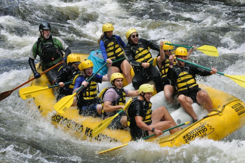 一群美国东北大学的学生在缅因州的一条河上漂流时玩得很开心