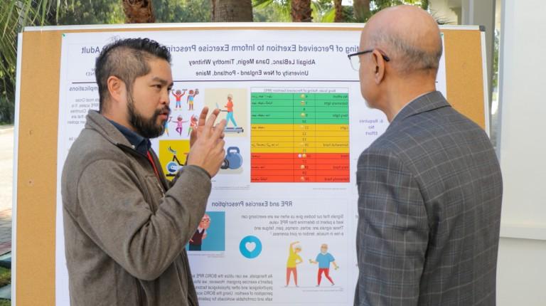 一名学生展示他们的海报，作为摩洛哥职业治疗协会第五届年会的一部分